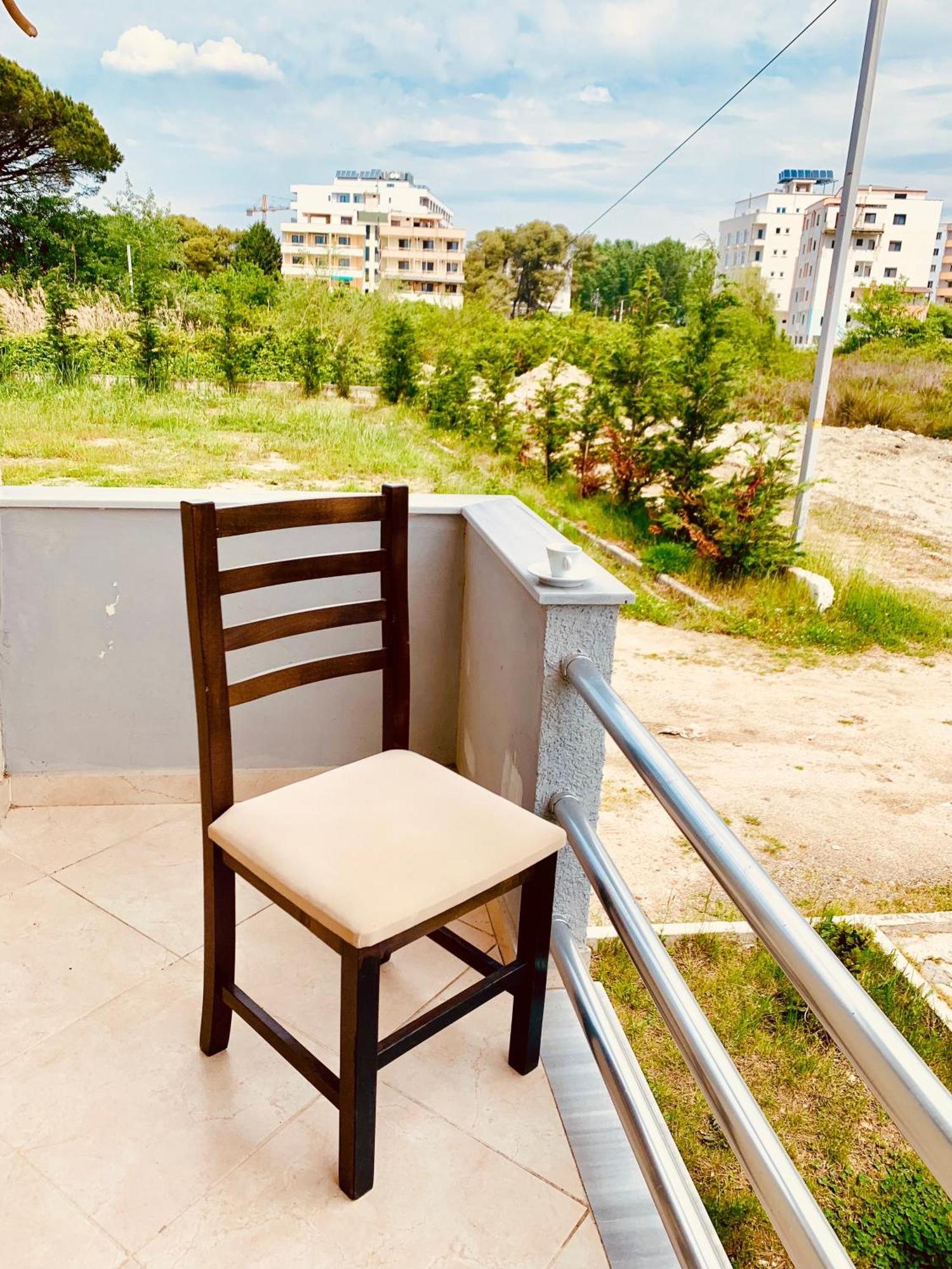 Family Tree - Quiet Area - Self Check In Aparthotel Golem  Bagian luar foto